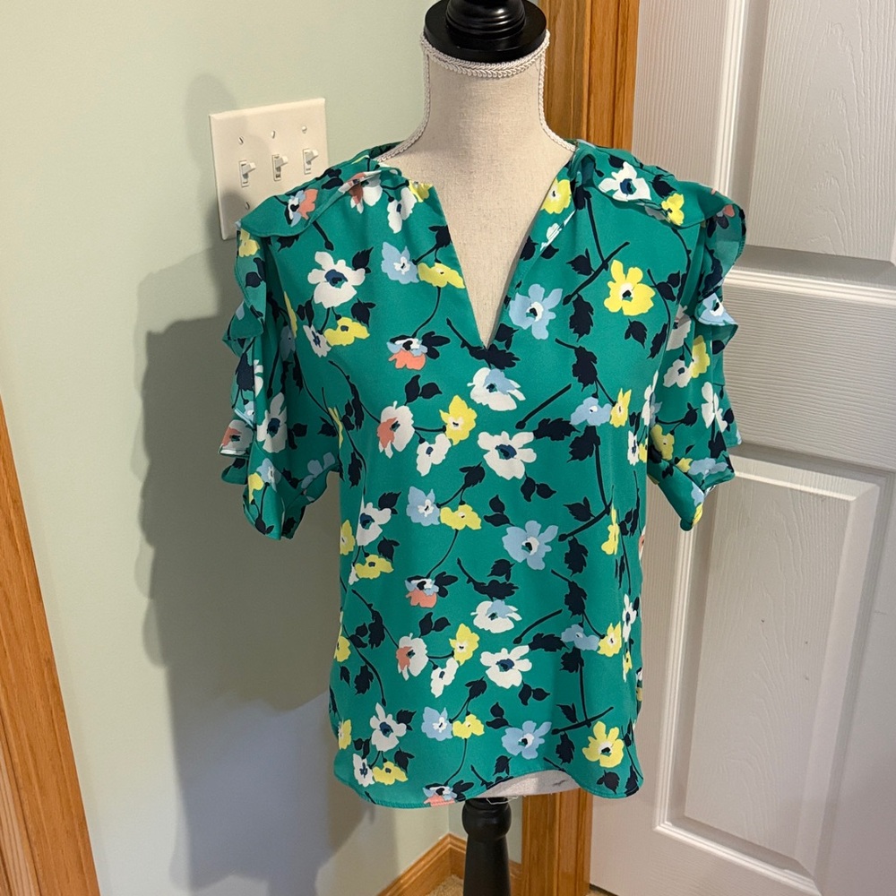 220 Banana Republic Green Floral Ruffle Sleeve Blouse XS Split Neck Lightweight